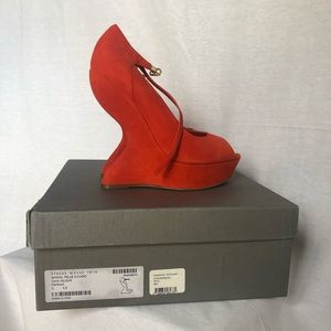 🚚 MOVING SALE Alexander McQueen red suede curved wedge lady Gaga Y2K